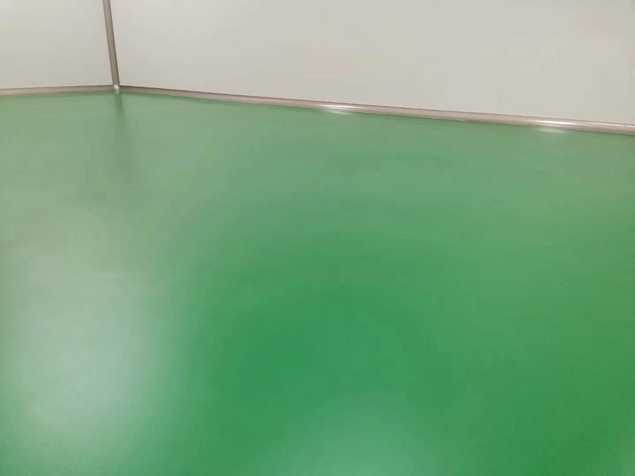 厂房车间环氧地坪施工实拍——环氧自流平,洁净车间内的绿色环氧自流平地面,墙面为白色洁净板