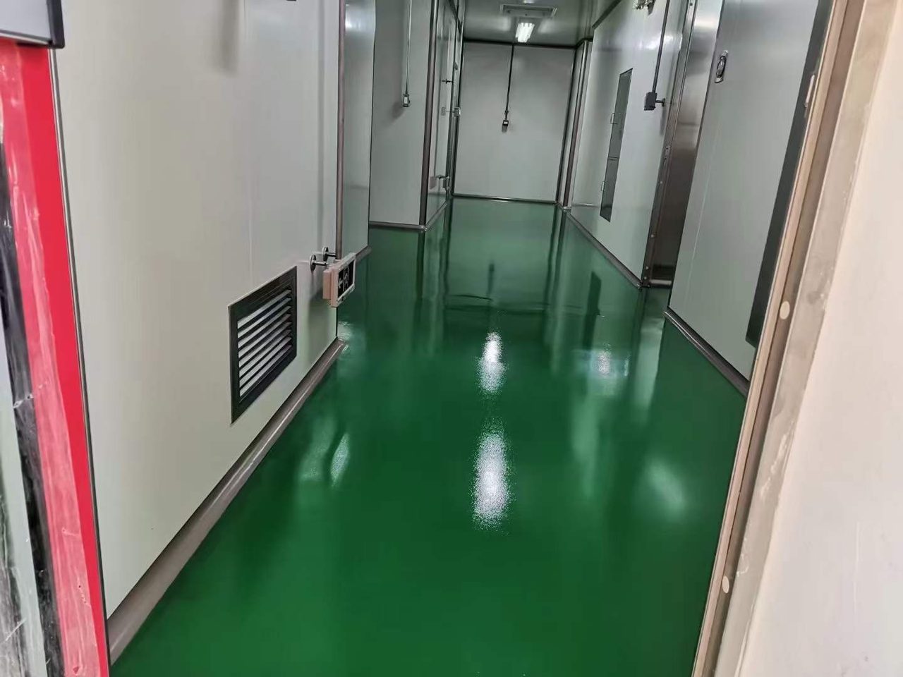 厂房车间环氧地坪施工实拍——环氧自流平,厂房洁净走廊的环氧自流平地坪施工完成现场,镜面反光效果明显