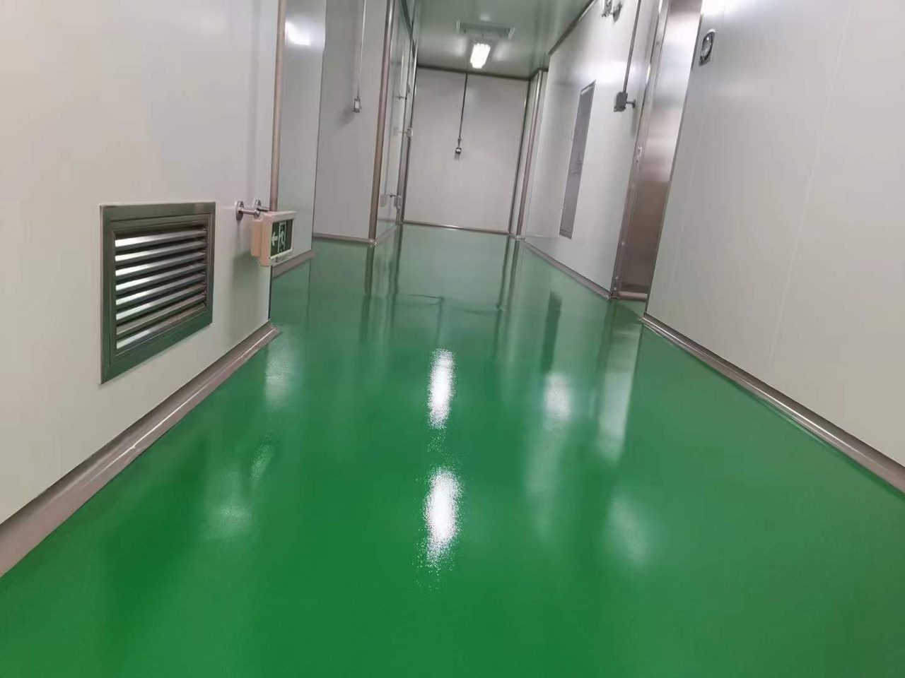 厂房车间环氧地坪施工实拍——环氧自流平,厂房洁净走廊的环氧自流平地坪施工完成现场,镜面反光效果明显