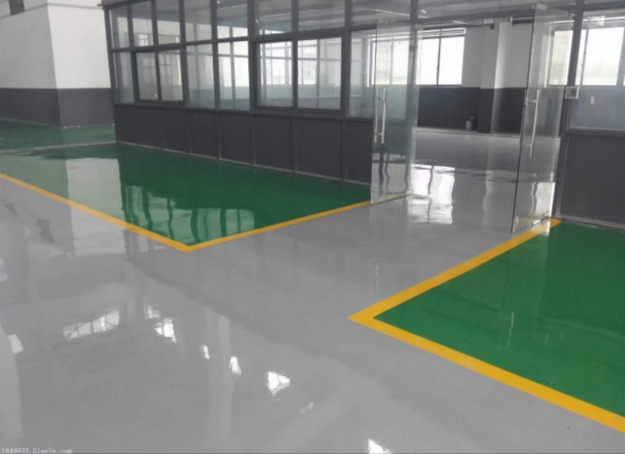 厂房车间环氧地坪施工实拍——环氧自流平,大开间工业空间内镜面环氧自流平地坪,划分绿色作业区与灰色通行区,以玻璃隔断划分区