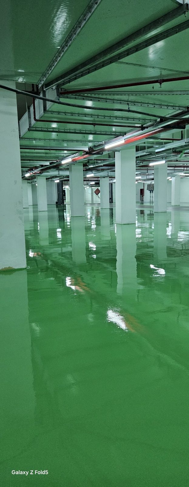 地下车库环氧地坪完工：草绿色停车位整体镜面效果