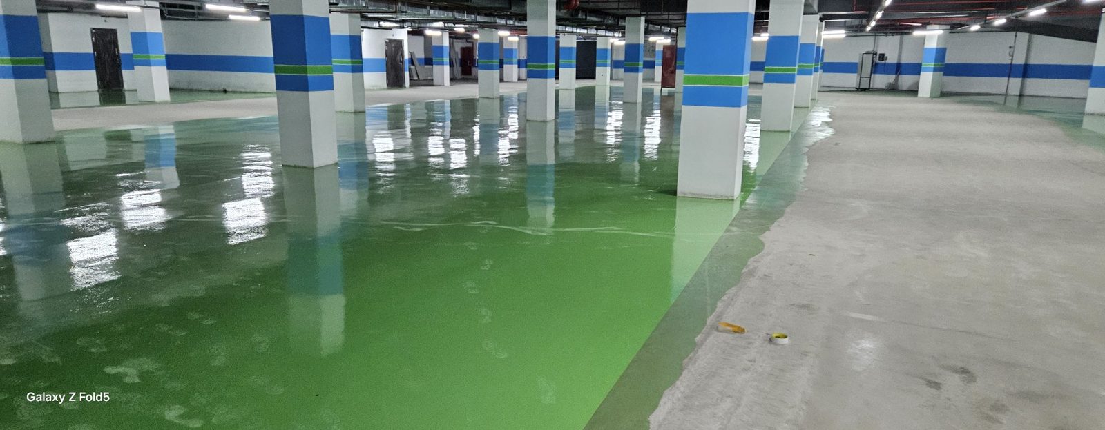 地下车库环氧地坪：已完成区域与待施工水泥基面交界