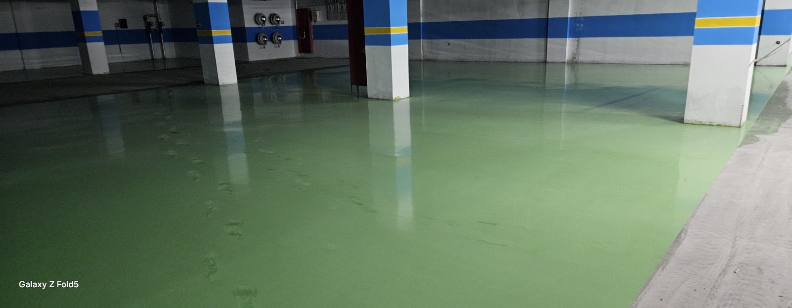 地下车库环氧地坪完工：大面积绿色停车位