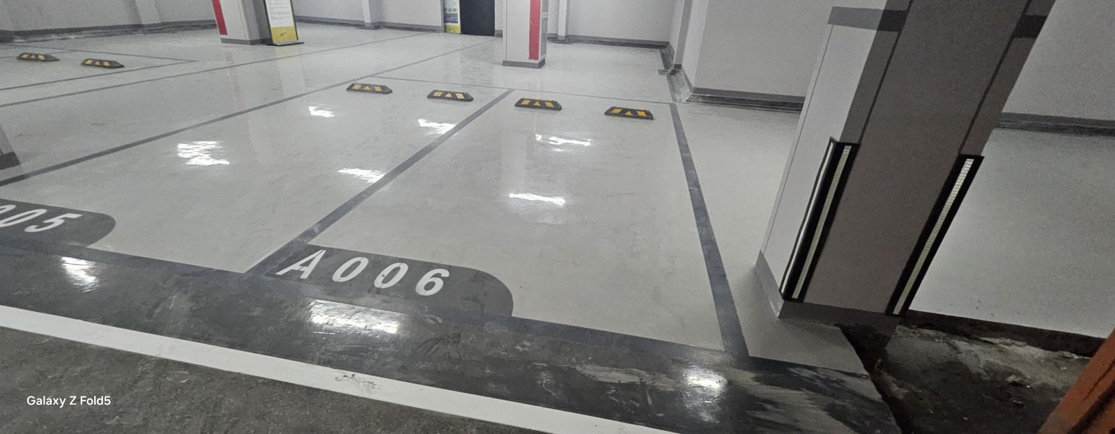 蓝城·云晟府地下车库：停车位特写，车位编号A006与车轮挡