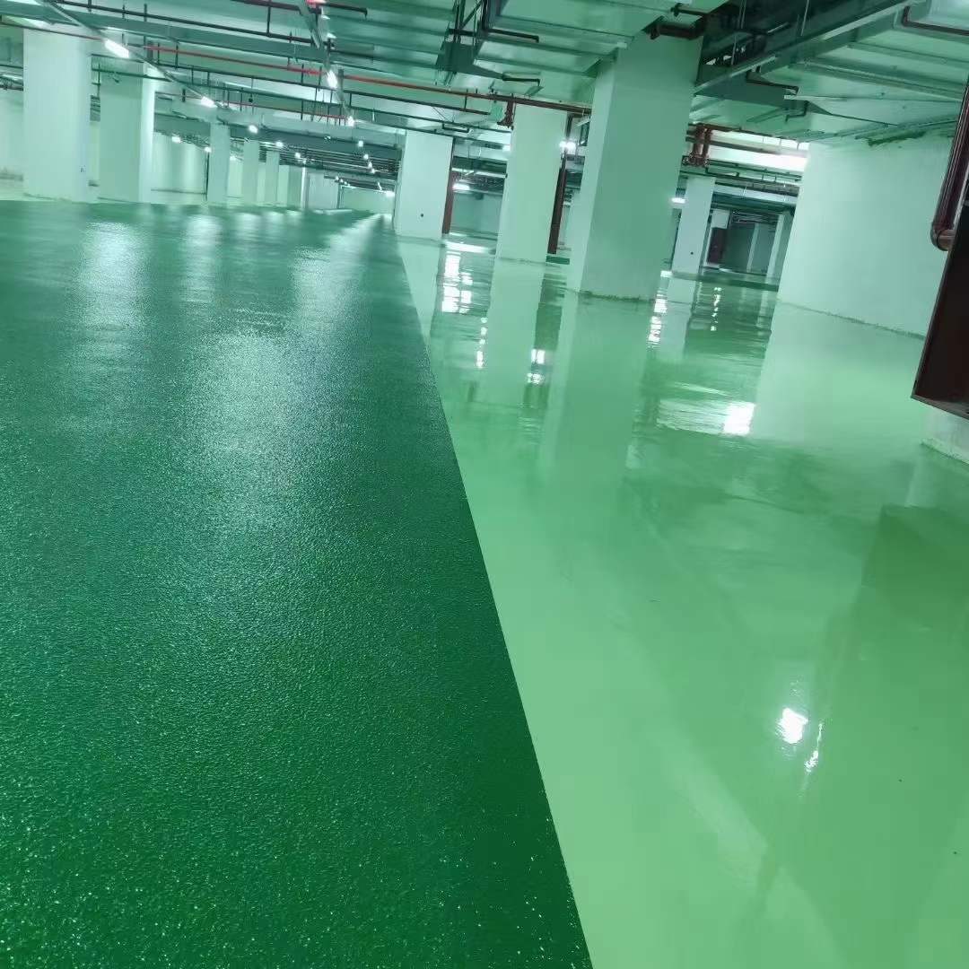 地下车库环氧地坪施工实拍——环氧自流平，地下车库内的环氧自流平地坪，地平镜面反光平整