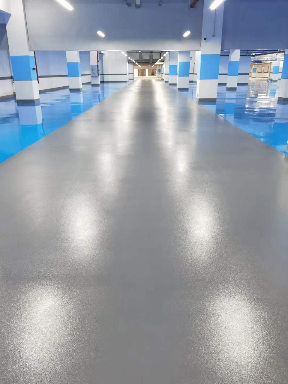 地下车库环氧地坪施工实拍——环氧自流平，地下车库镜面环氧自流平地坪施工效果