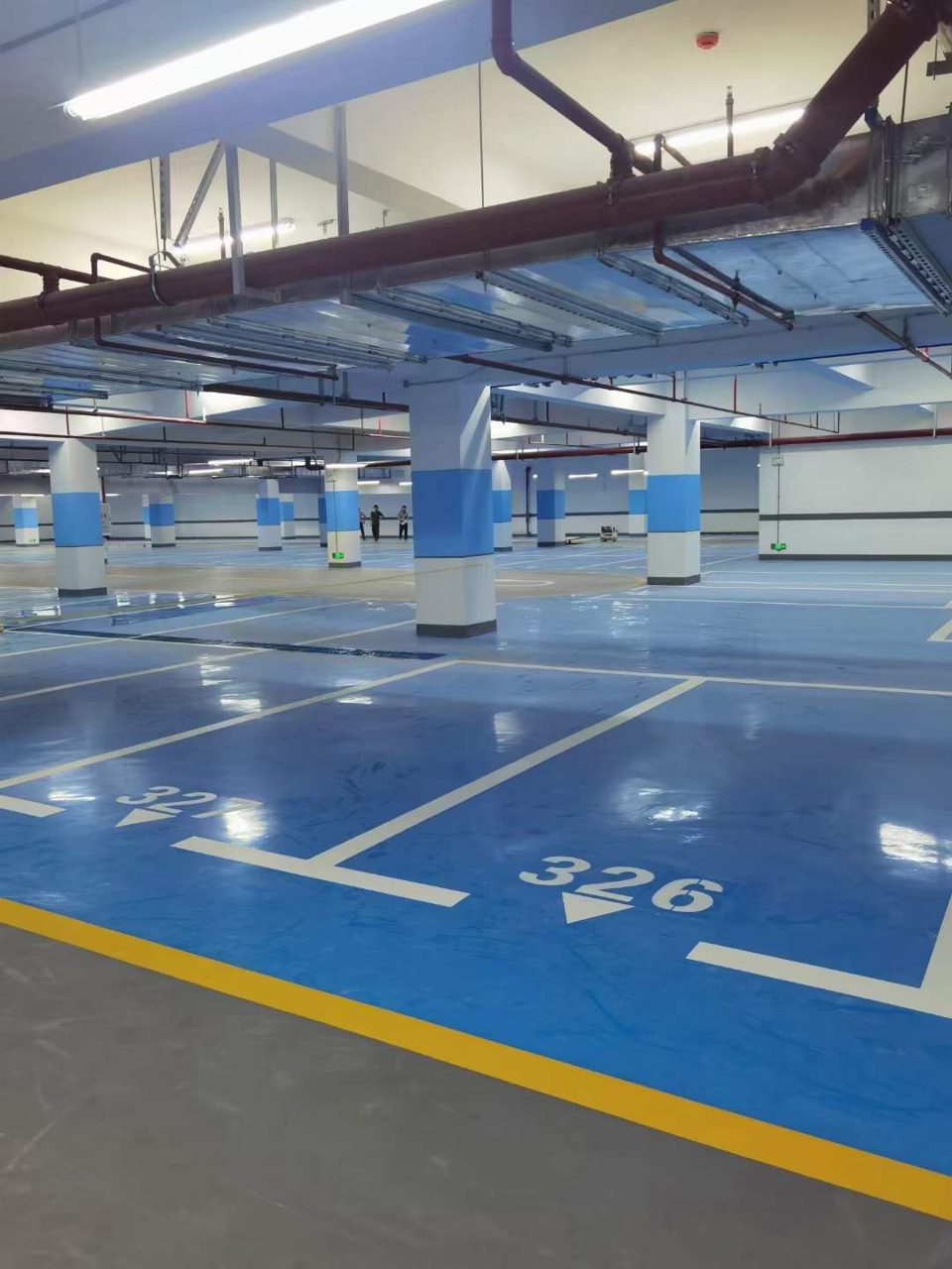 地下车库环氧地坪施工实拍——环氧自流平，地下车库环氧地坪车位区域施工效果