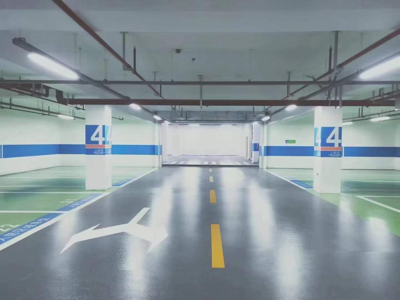 地下车库环氧地坪施工实拍——环氧自流平，镜面反光地坪，清晰展示行车道与车位标线